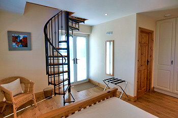 L’escalier en colimaçon pour la chambre au premier étage